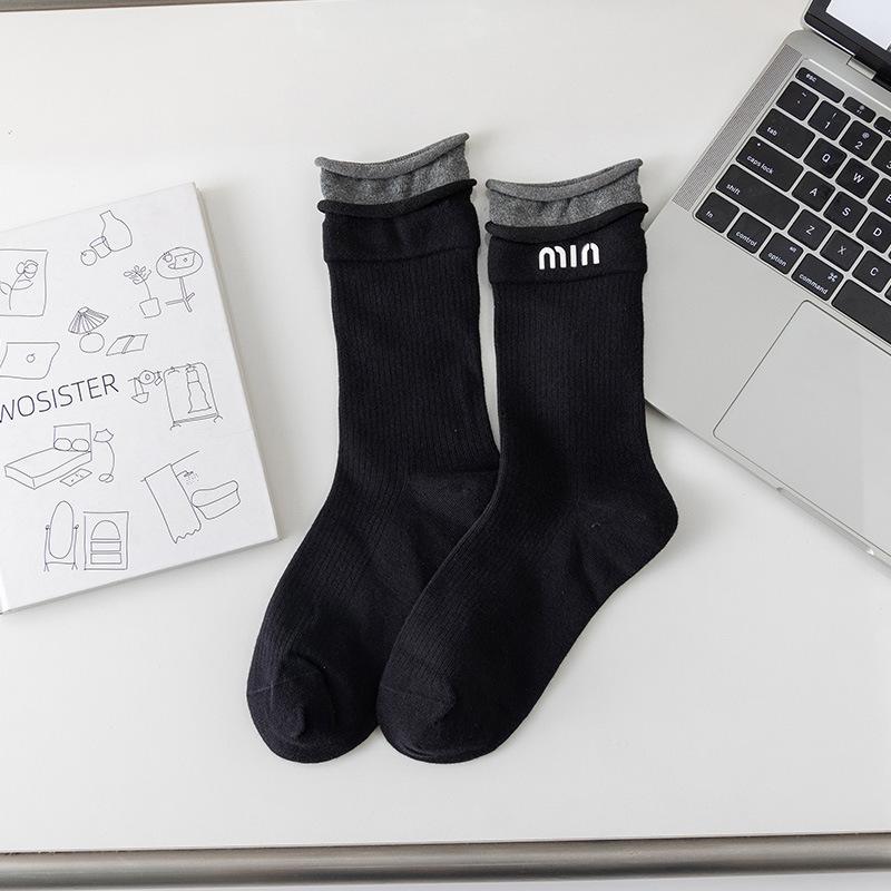 

Женские носки из ангоры красного цвета с короткими буквами, средней длины, с загнутыми краями и цветными блоками One size чёрный