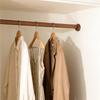 Massivholz Hängestange für Kleiderschränke und begehbare Kleiderschränke, anpassbar für Schlafzimmer- oder Balkonnutzung, stark und langlebig.