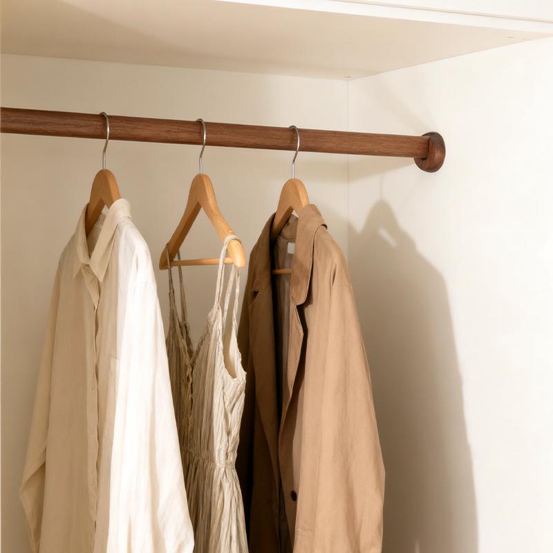 Massivholz Hängestange für Kleiderschränke und begehbare Kleiderschränke, anpassbar für Schlafzimmer- oder Balkonnutzung, stark und langlebig.