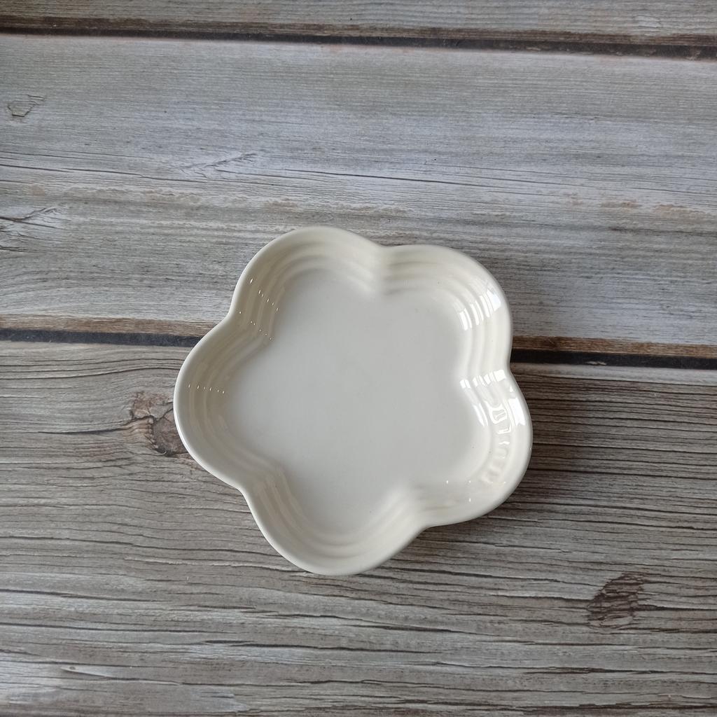 Le Creuset Kühle Farbe Pflaumenblütenform Soßenschale Keramik Unterglasur Essteller Französischer Stil Universell Einsetzbar Spülmasch...