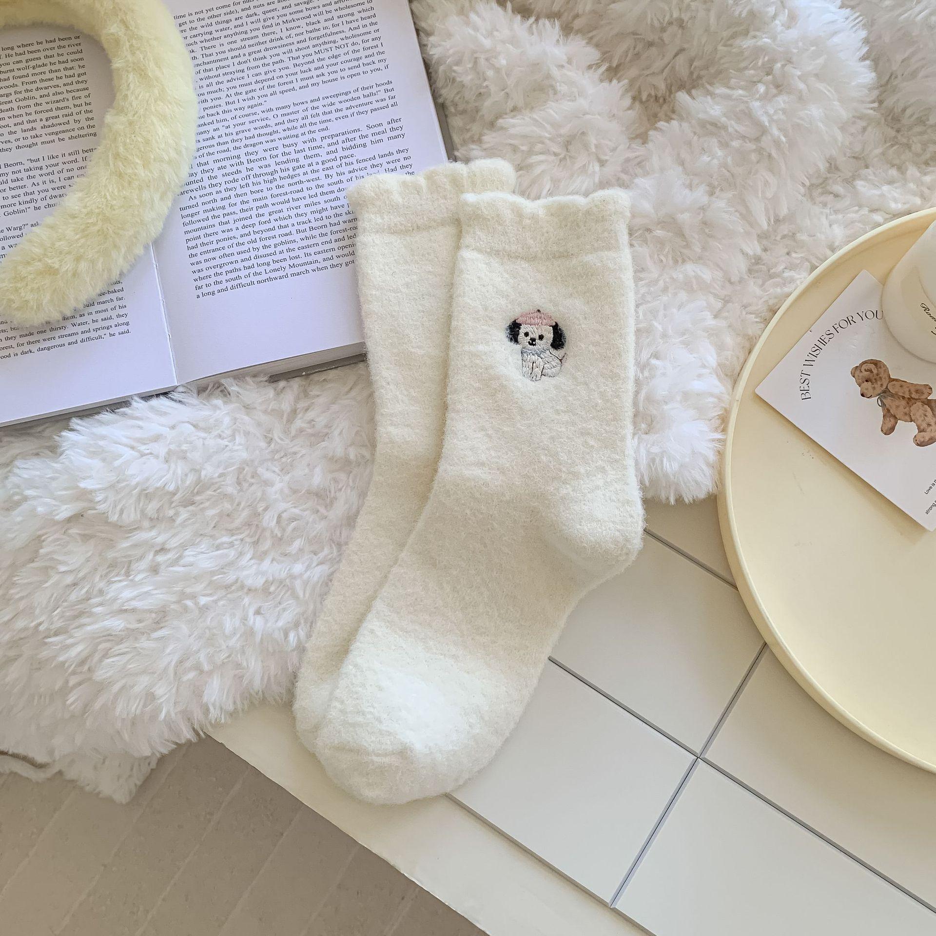 

Женские осенне-зимние утолщенные теплые милые вышитые щенки белые кружевные миди-носки 1 pair