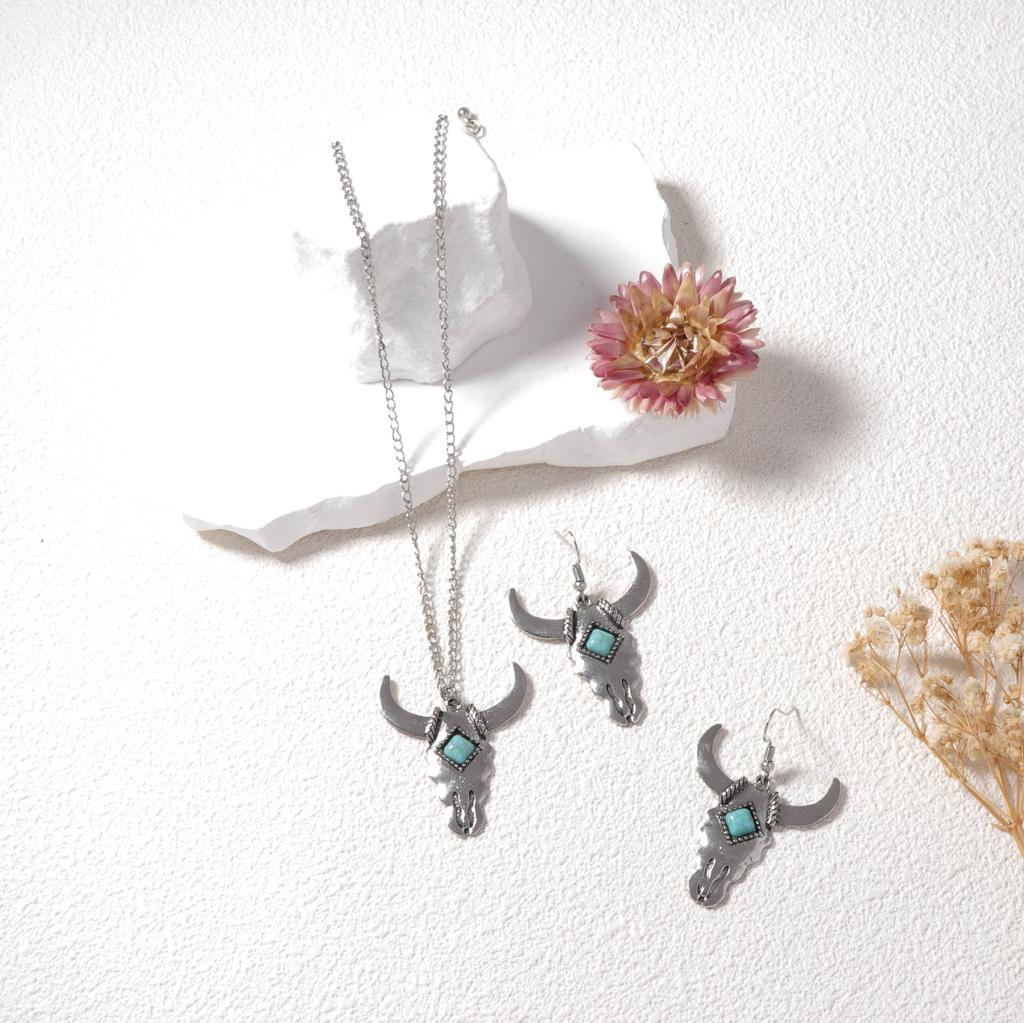 Western cowboy style personality trend inlaid green turquoise bull head ear hook necklace set foreign trade accessories