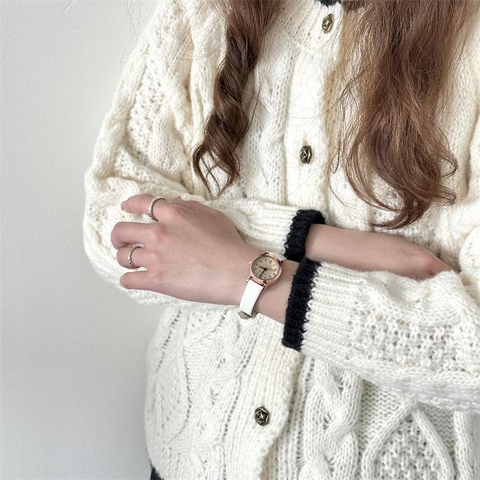 Women's Retro Leather Strap Quartz Watch: Simple, Stylish & Trendy