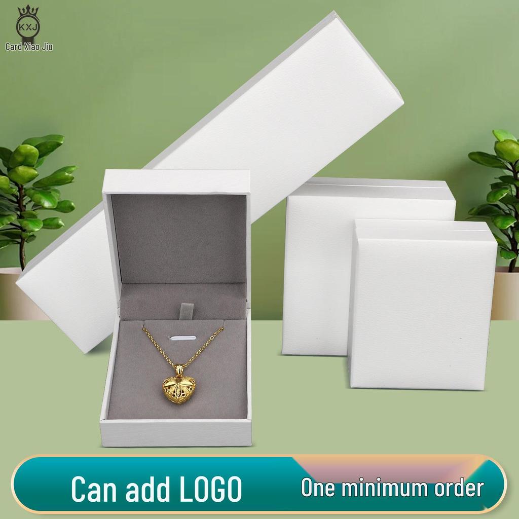 Caja de Joyería Blanca con Patrón Pan Dora y Superficie Lisa para Anillos, Colgantes, Collares y Pulseras