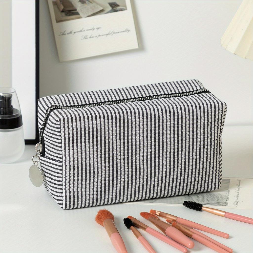 1Pc Seersucker Cosmetic Bag Hand-held Large Capacity Wash Bag Embroidered Stripes Travel Cosmetic Storage Bag for Outdoor Travel Home Storage