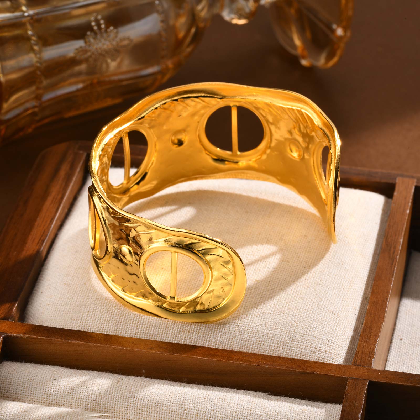 

Retro Luxury Cuff Bracelet for Women,Stainless Steel Simulated Silk Printed Silk Scarf Open Bracelets, Exaggerated Jewelry Gift