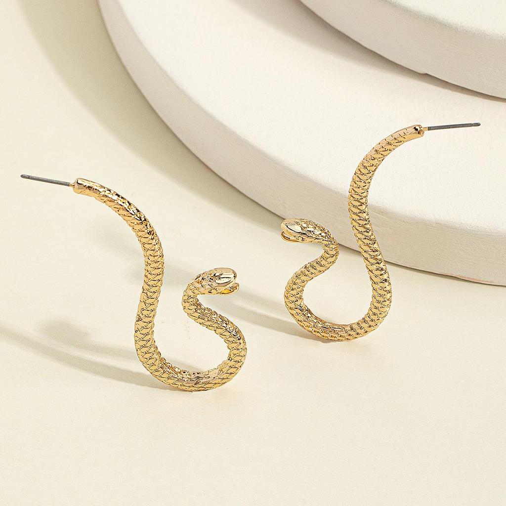 Elegant Retro Snake-shaped Earrings: European & American Fashion, Versatile Animal Design for Women