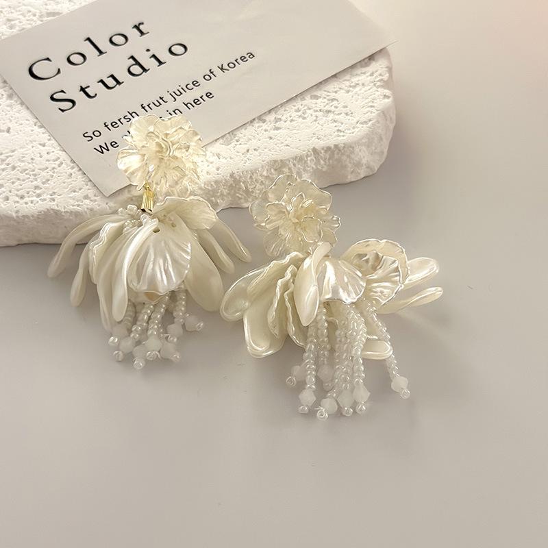 Trendige Französische Retro Weiße Blume Perle Quaste Ohrstecker