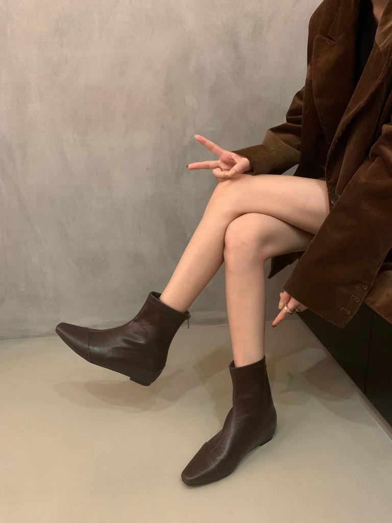 2025 Korean version of the new white short boots, retro versatile and simple inner height-increasing slope heel short tube temperament small square h