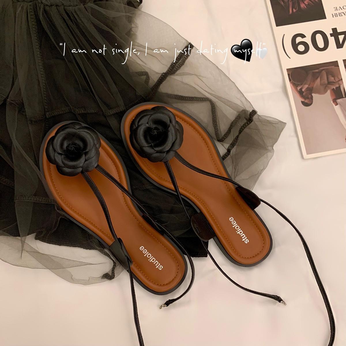 Летние женские сандалии модные брендовые туфли на плоской подошве дизайн с цветочной лентой черный белый цвет 35 чёрный 1980₽