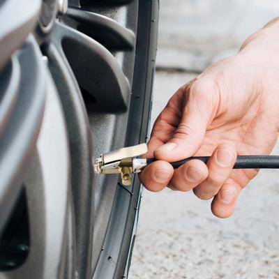 2 Stück Messing Reifenluft-Spannfutter Verriegelbares Pneumatik-Spannfutter mit Silikondichtung Schnellkupplung Reifenventilklemme für Auto-Luftpumpe Tragbarer Auslaufsicherer Adapter