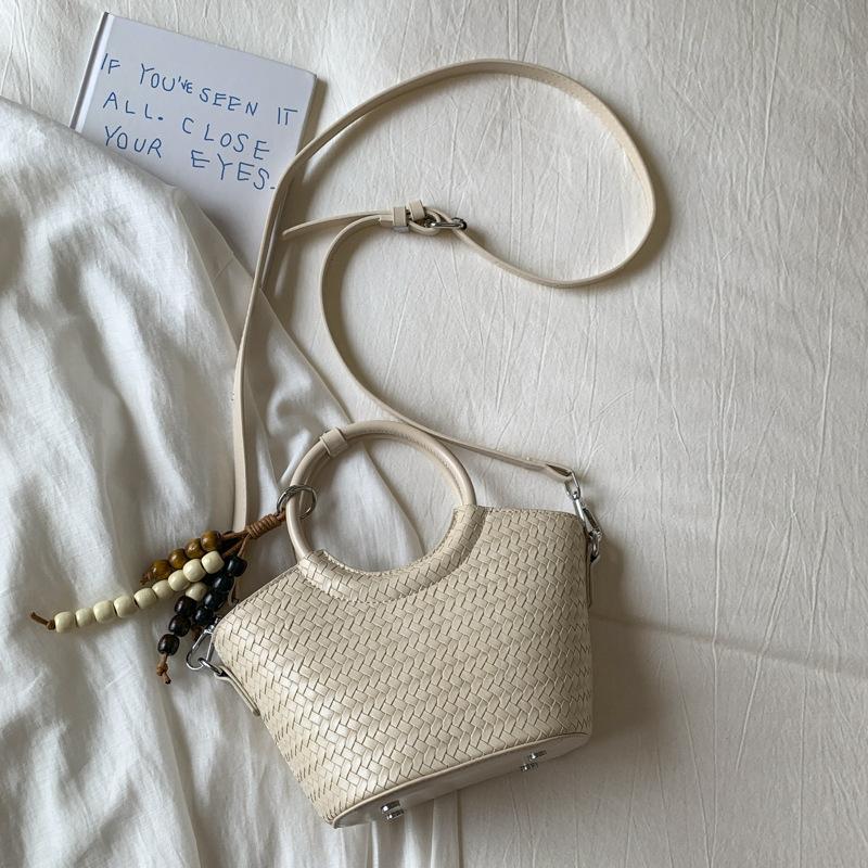 Large-capacity commuter woven bag women's 2025 retro new high-value vegetable basket bag fashionable shoulder messenger bag