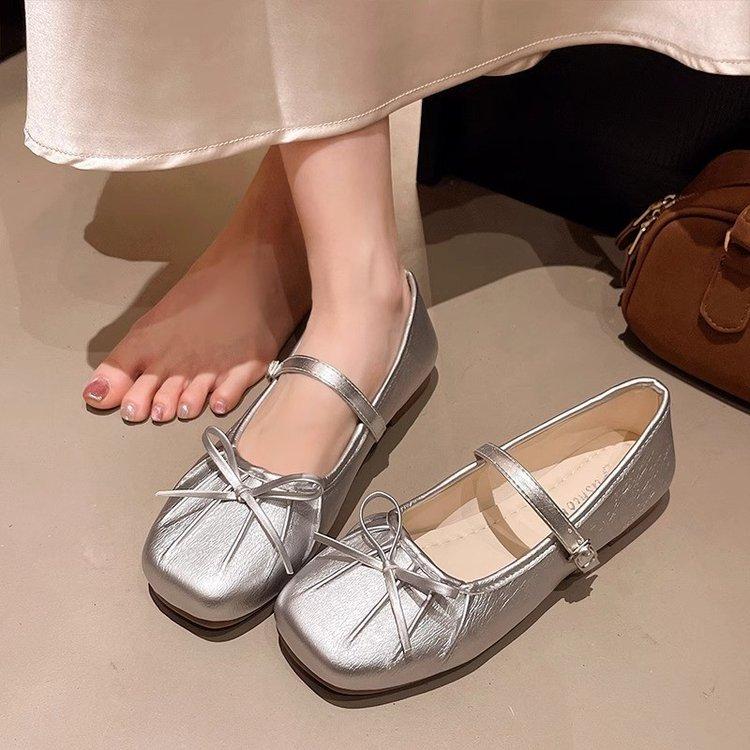 Feminine Pearl Embellished Loafers With Flared Heel For Casual Summer Wear