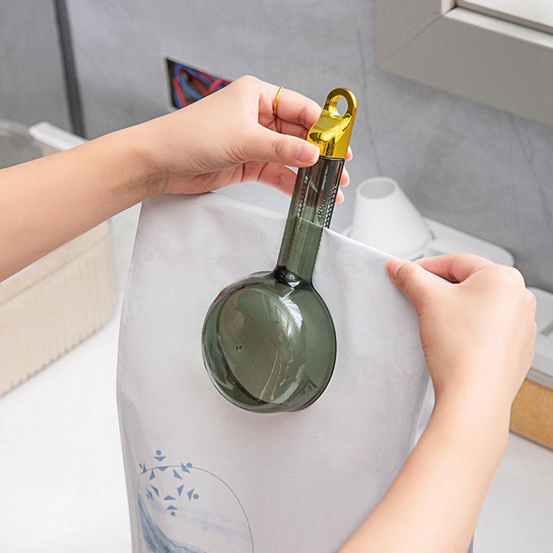 Colher de arroz multifuncional para escavação de farinha, colher de plástico para uso doméstico com cabo longo e braçadeira para saco de alimentos, ferramenta de cozinha