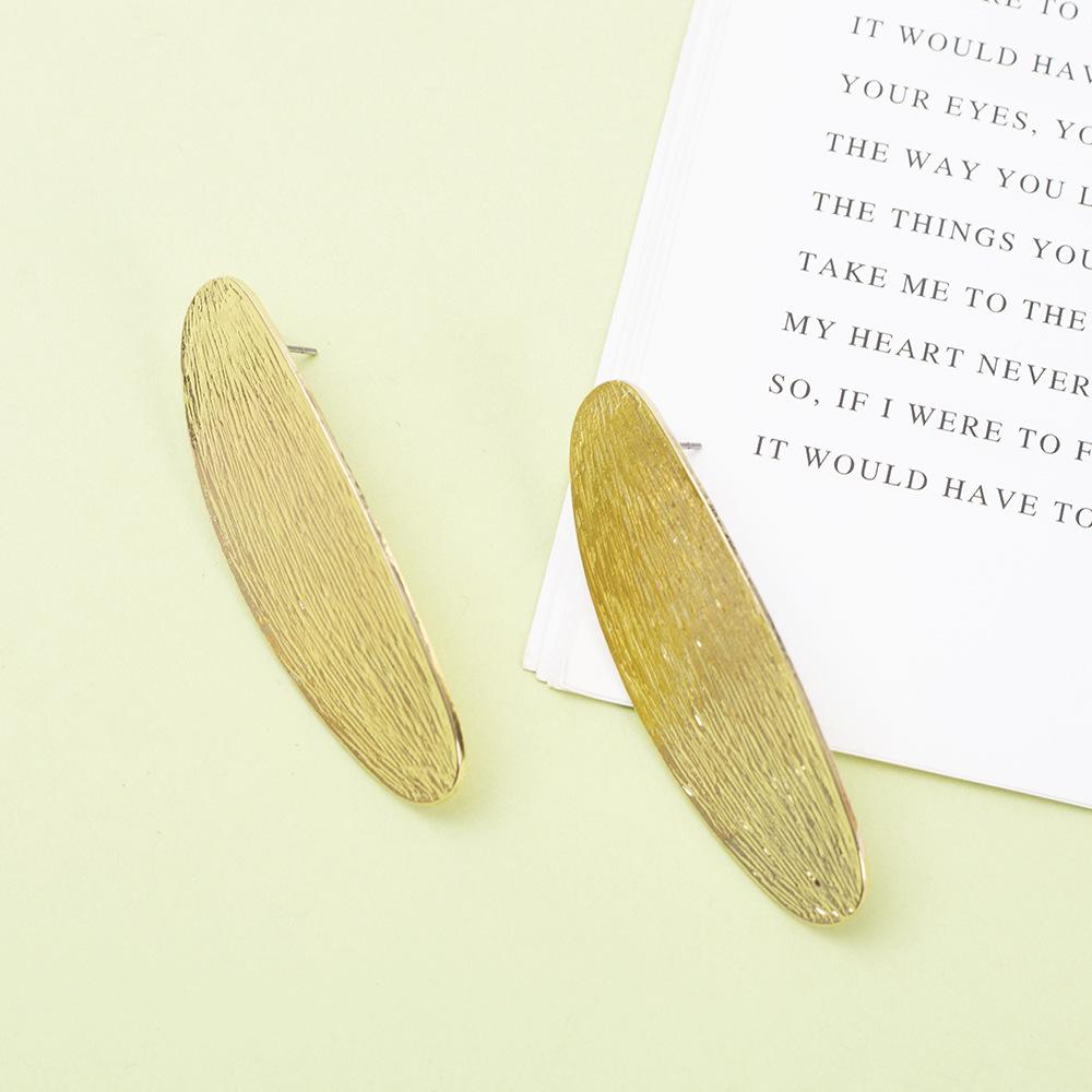 

Women s Striped Alloy Long Oval Earrings with Exaggerated Design золотой
