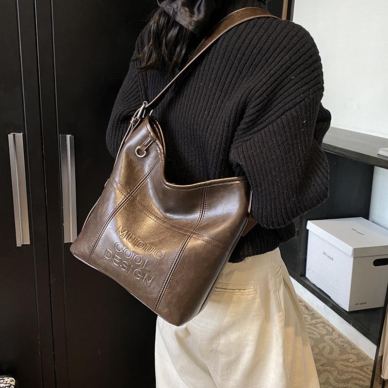 

Fashion casual hand bucket bag 2025 winter new retro fashion shoulder Korean version of high-end women s bag 31*13.5*29