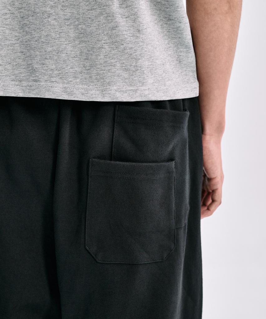 TAKEASY One-Pleat Dual-Pocket Sweat Shorts (Black)