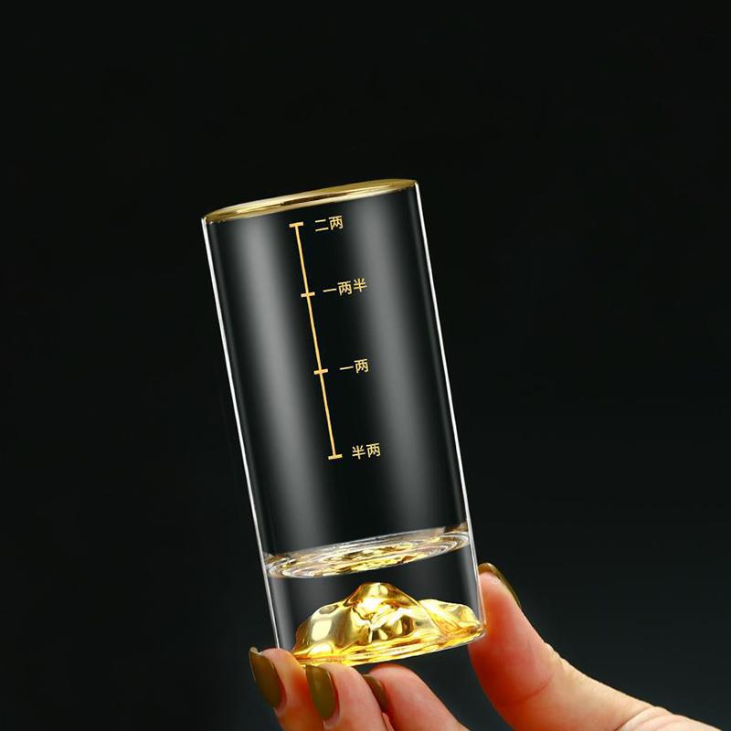 100 ml Whiskyglas mit dickem Boden, 2er-Set, Baijiu-Becher, klassisches Wodkaglas mit Goldfolie, luxuriöser Spirituosenbecher mit goldenen Skalenlinien