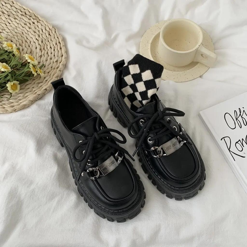 Módní kovový řetízek Lolita boty pro ženy Křídla Lakované kožené boty Vysokoškolský styl Dámské gotické boty Šněrovací Dámské kožené lodičky