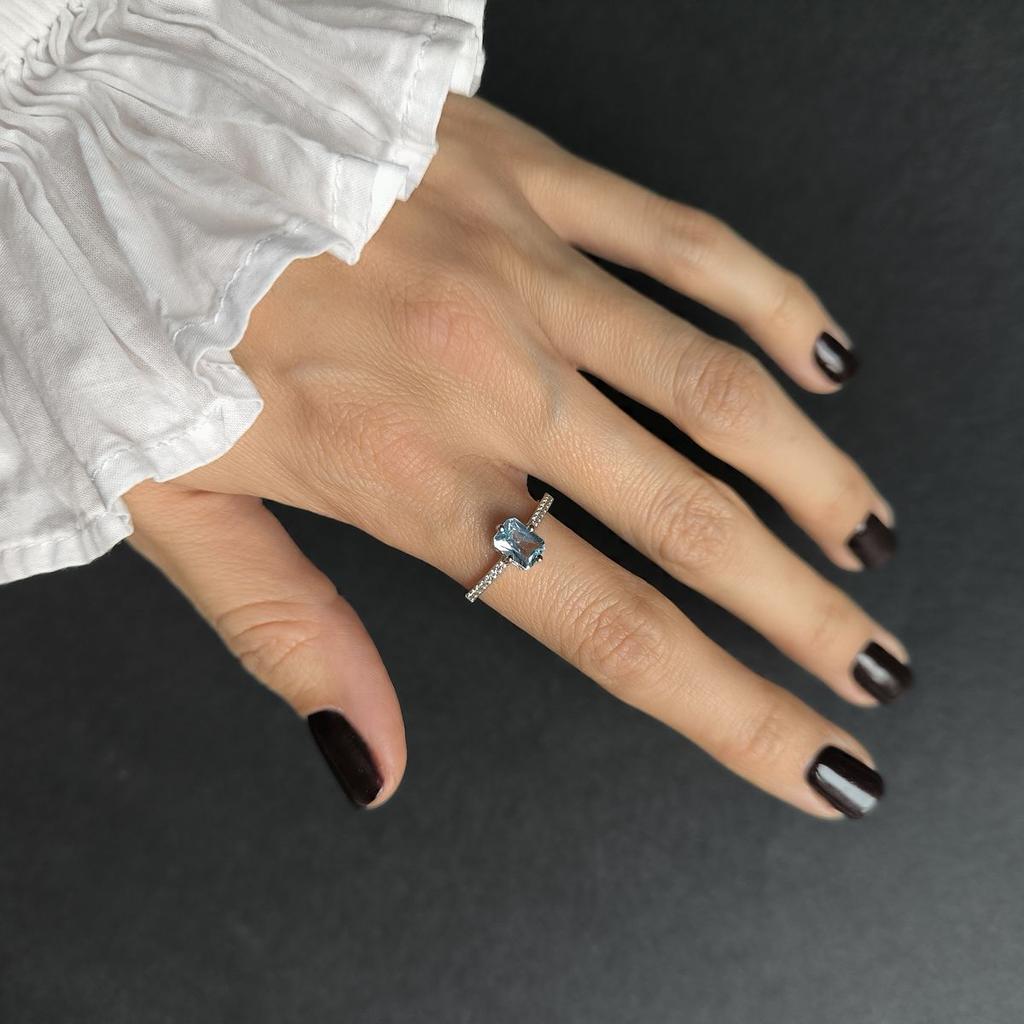 Серебряное кольцо с натуральным топазом 1.402ct, фианитами, вес изделия 2,37 гр (2194477)