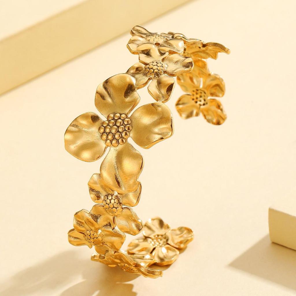 Retro Old Money Style Adjustable Gold-Plated Stainless Steel Flower Bracelet for Women