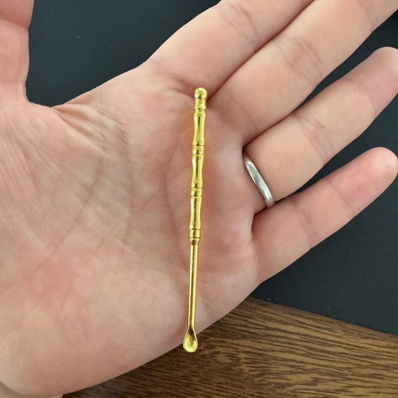 Brass Bamboo Ear Spoon & Toothpick Keychain: Dual-Purpose Ear Pick and Rake Tool Pendant.