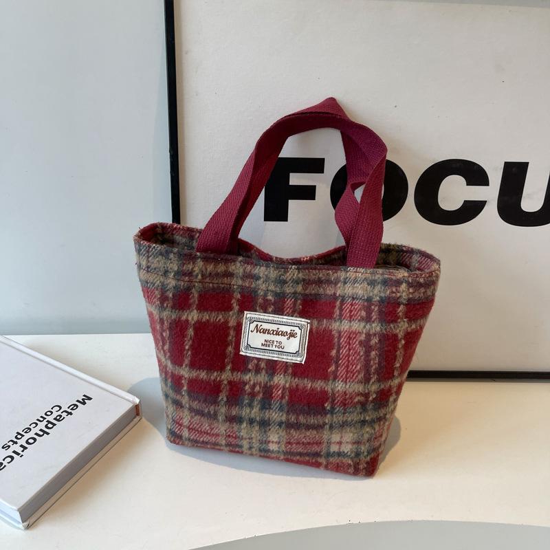 

Вместительная клетчатая сумка для поездок на работу 2025 новая осенне-зимняя шерстяная клетчатая сумка через плечо высококлассная универсальная сумка-тоут