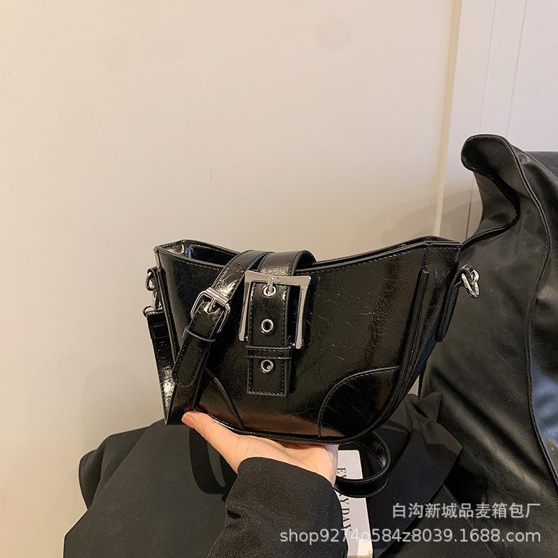 

This year s popular popular small bag women s 2025 new personalized shoulder bag, foreign temperament messenger bag чорний