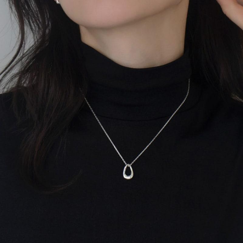 

Dawn of Me Oval Wave Necklace -