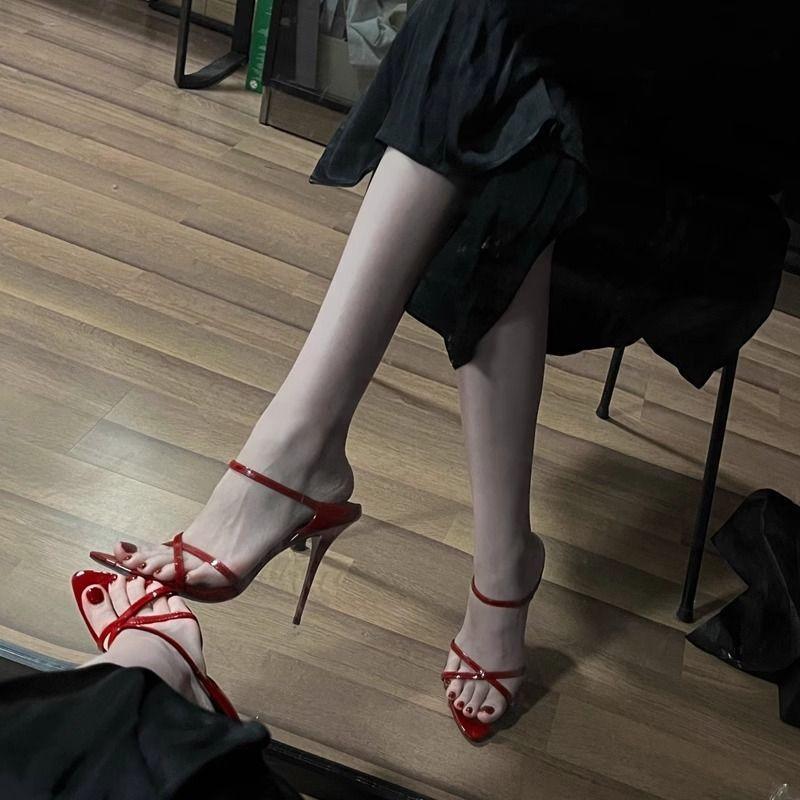 Стильные открытые шлепанцы на высоком каблуке женские летние новые с перекрестными ремешками лакированные туфли на высоком каблуке шоу 34 2470₽