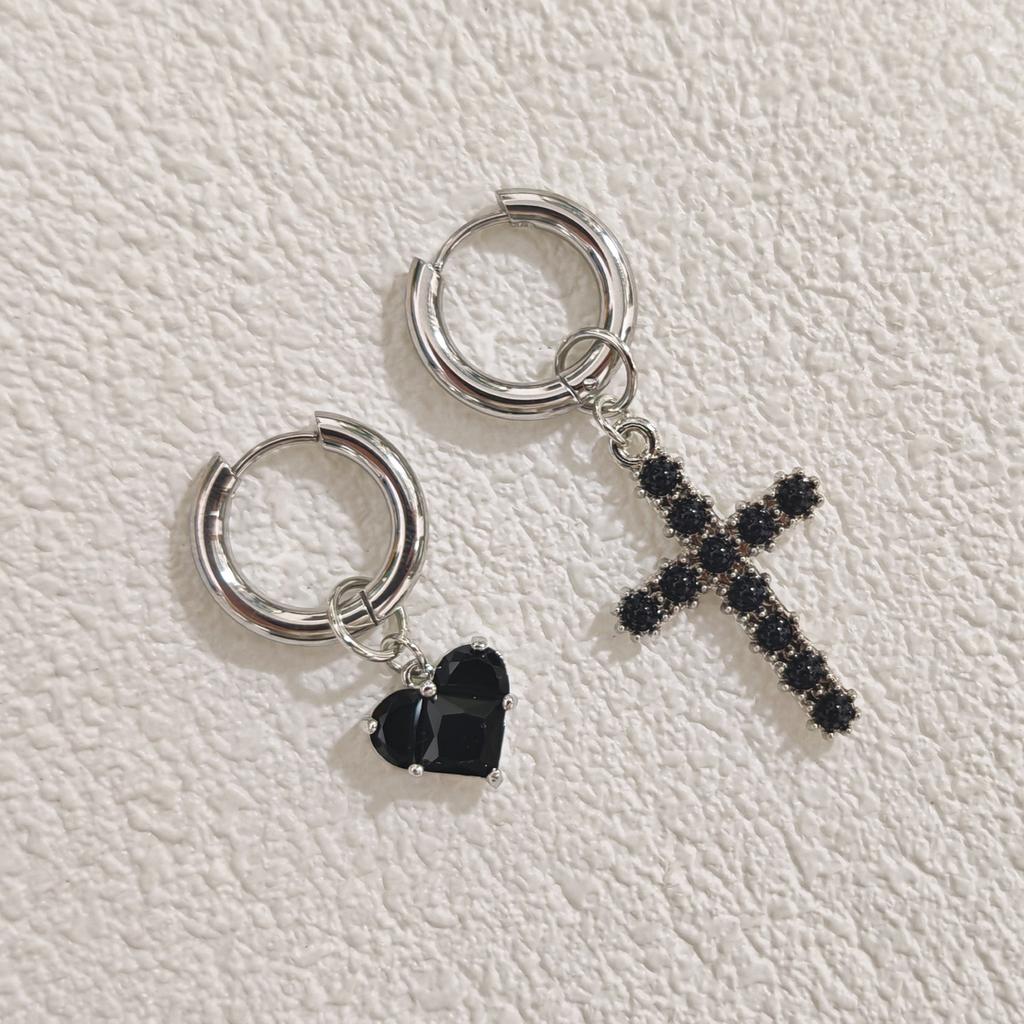 Nuovi Orecchini Pendenti Punk a Forma di Cuore di Pesca con Zirconi per Donna Asimmetrici Semplici alla Moda Geometrici Cerchiari Fibbia per Orecchio Gioielli Regalo 2026