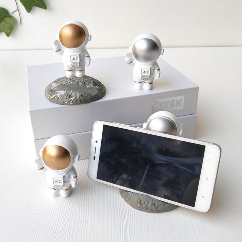 

Держатель для телефона AstroDreamer Resin Astronaut: Креативная и удобная настольная подставка для вашего телефона. Уникальное украшение, идеально подходящее для любого любителя космоса.
