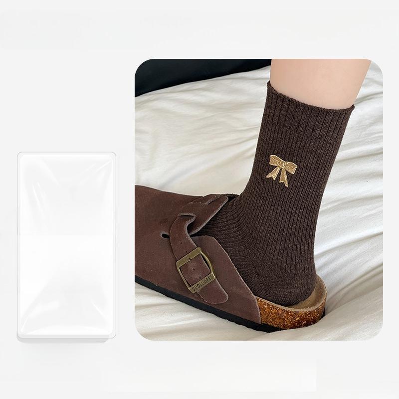 

Female Autumn and Winter Sweet Everything with Bow Embroidery in The Tube Pile Socks 1 pair глибокий кавового кольору