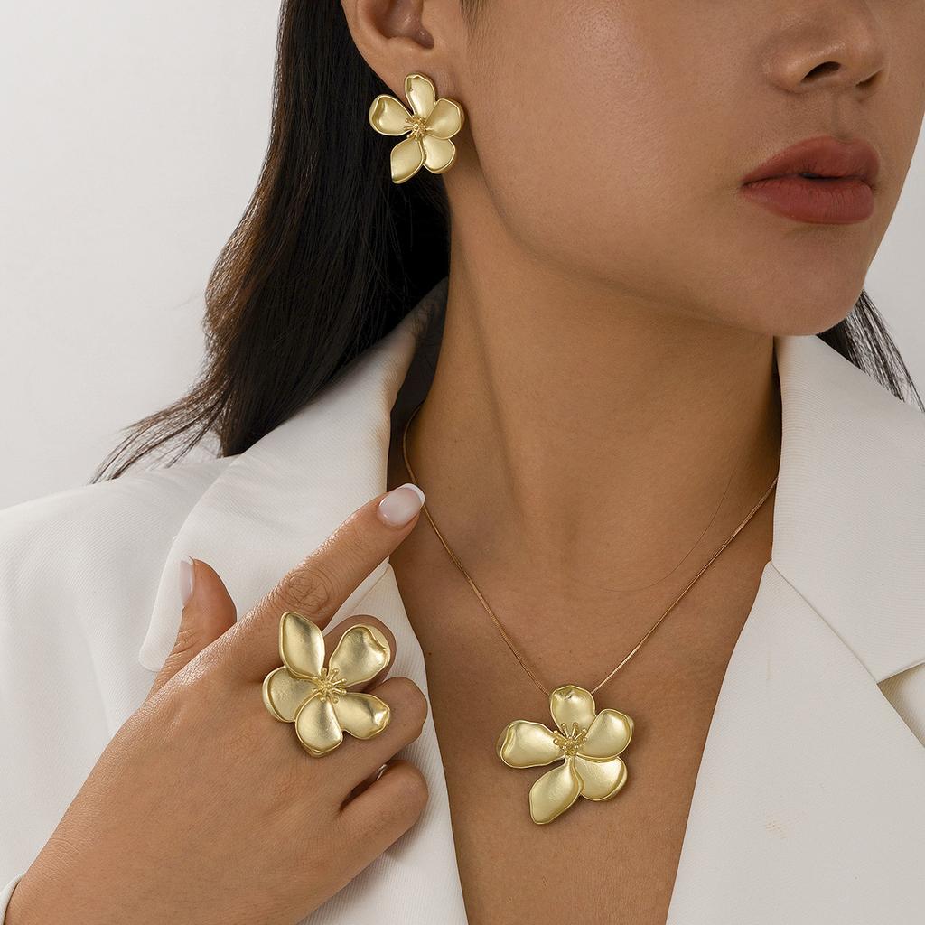 Jewelry Wind Metal Three-Dimensional Flower Necklace Women'S Temperament Five-Leaf Flower Stud Earrings Neck Chain Set