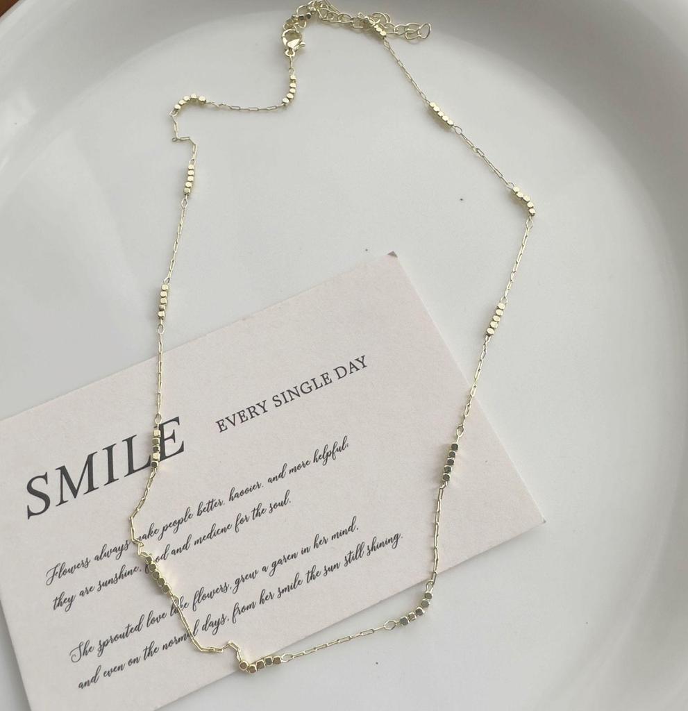 Elegancki Srebrny Naszyjnik na Obojczyk dla Kobiet - Minimalistyczny Luksusowy Choker z Gładkim Łańcuszkiem