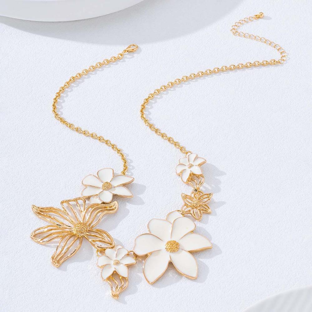 Drip Oil Trendy Floral Necklace Vintage Women Pendant Necklace Flower Collarbone Chain  Daily Wear