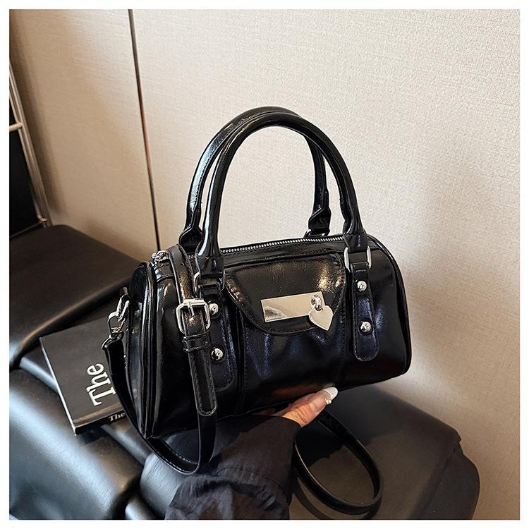 

Niche high-end handbag women s 2025 new fashion versatile simple messenger pillow bag чёрный