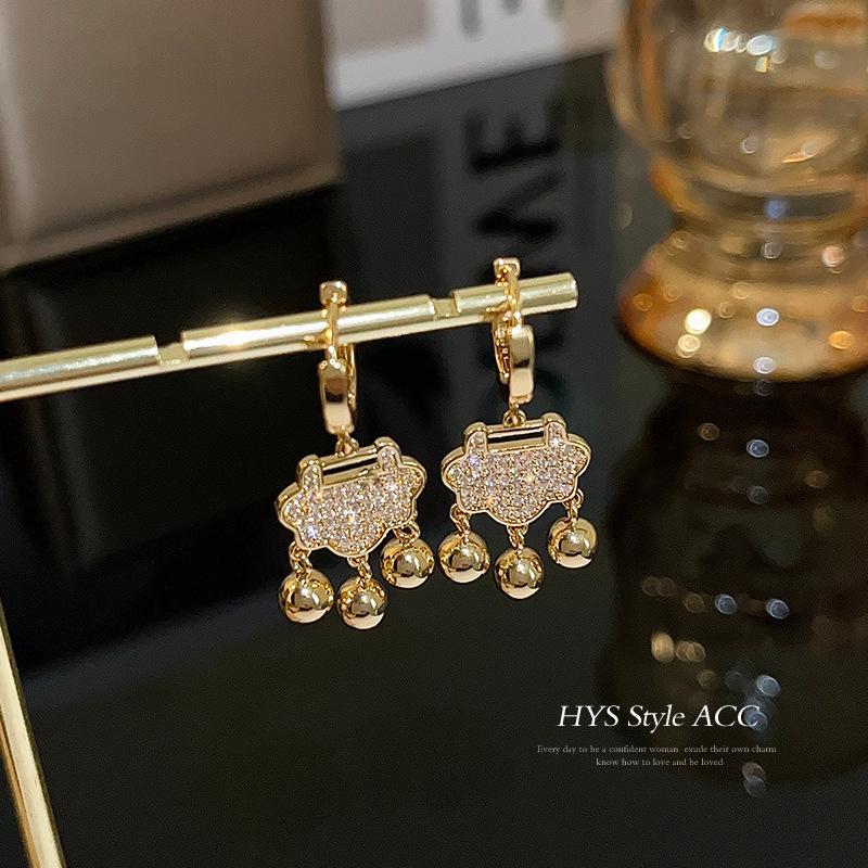 Boucles d'oreilles de luxe tendance 2024 accrocheuses pour femmes: Boucles d'oreilles à clous tendance et polyvalentes pour l'automne et l'hiver