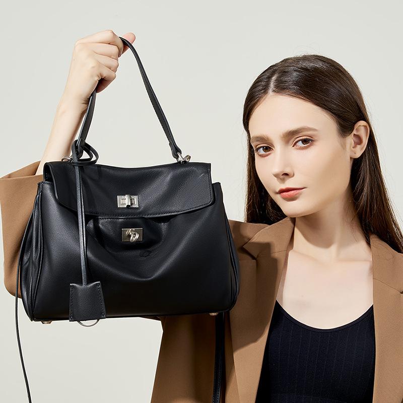 Special Bag Large Capacity Smooth Calfskin Shoulder Portable Lock Commuter Armpit Bag