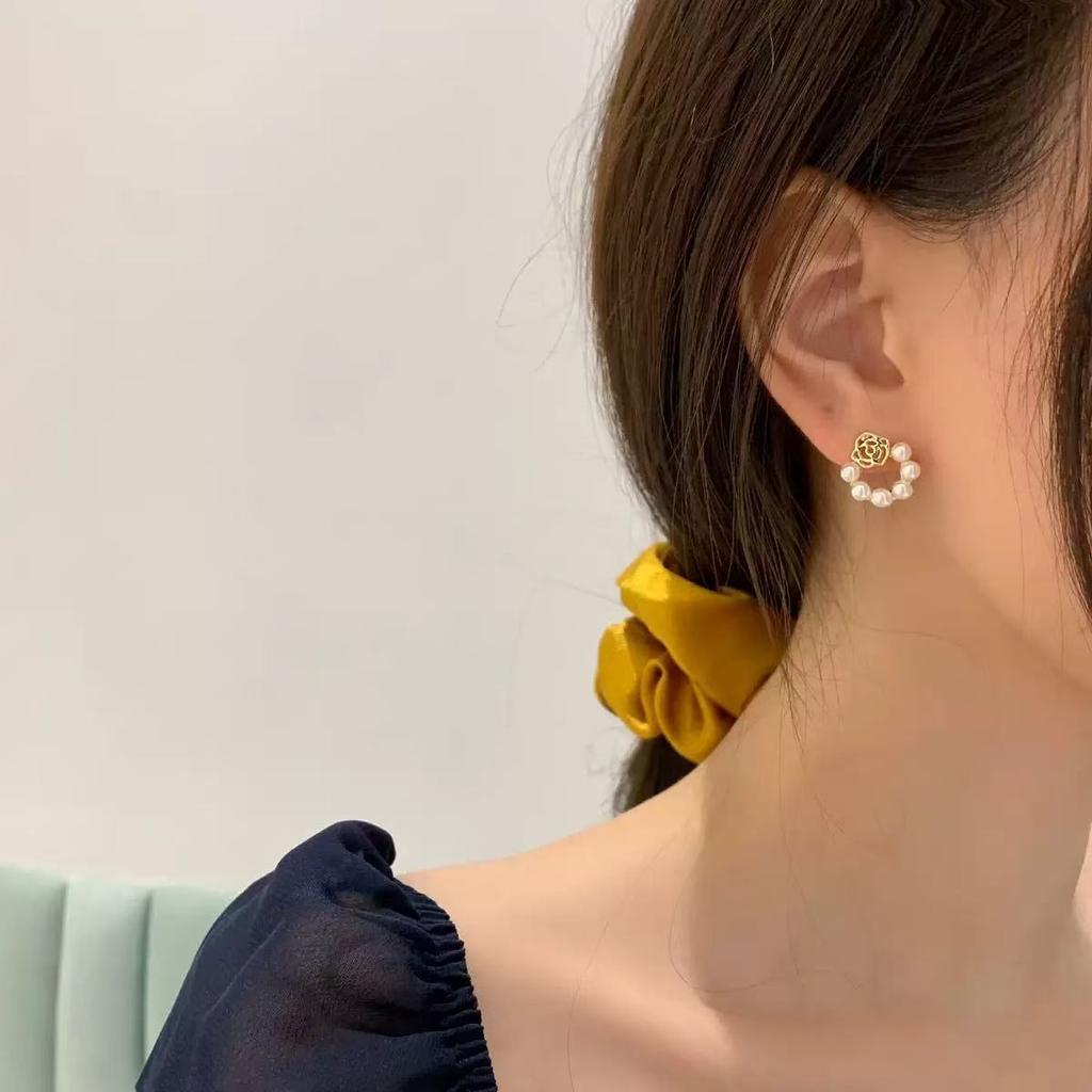 Korean Personality Simple Super Fairy Temperament Rose Earrings Retro Design French Pearl Hollow Stud Earrings