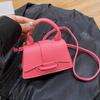 Fashion mini handbags are popular today, autumn and winter new shoulder messenger bags, small square bags for women