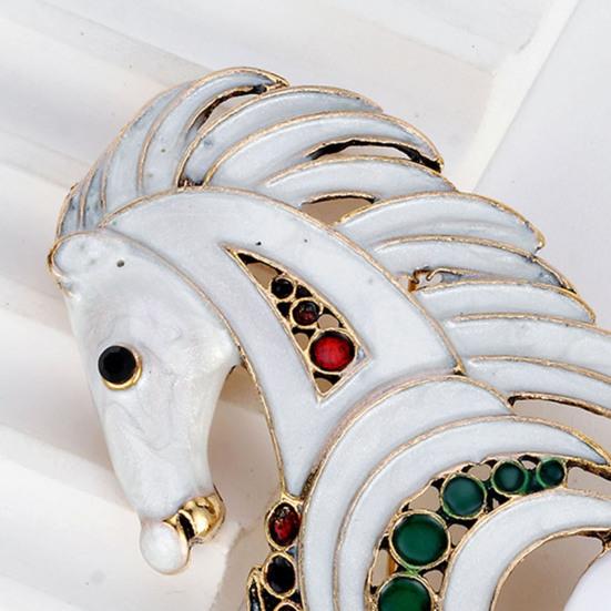 Broche Cheval Émaillé Blanc Broche Cheval Rétro avec Pendentif Perle Fausse Suspendu Broche Animal Épinglette Robe Accessoire de Costume Cadeau pour Elle Lui