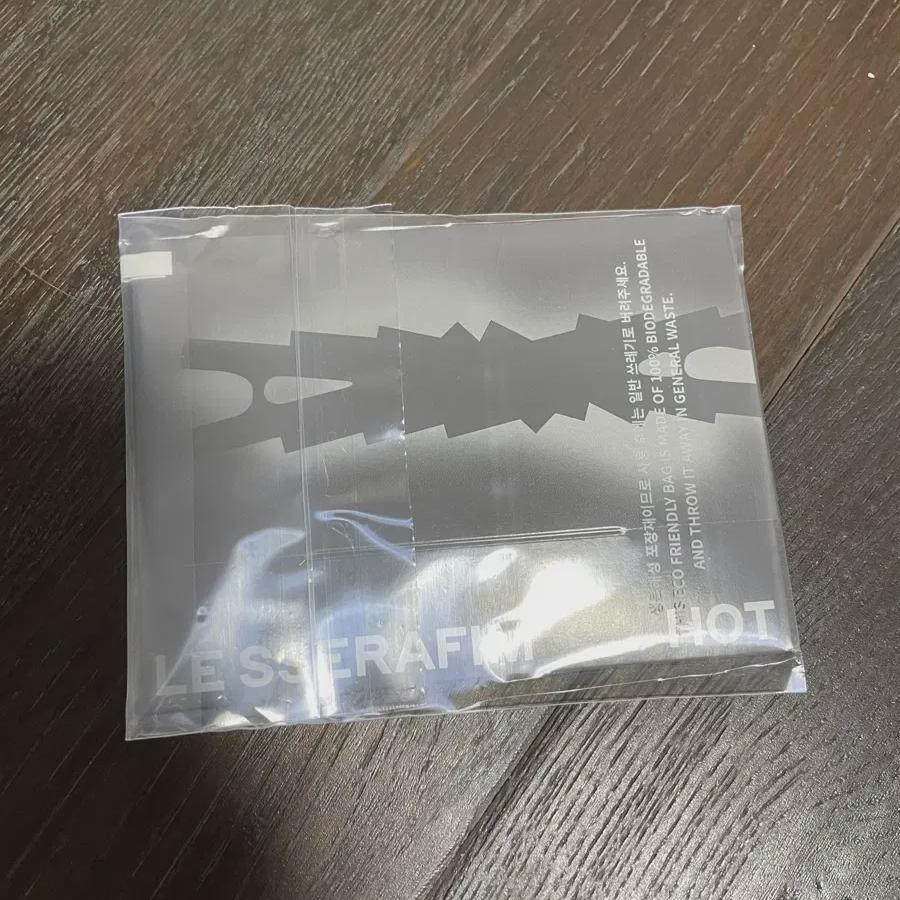 

Версия B альбома Le Sserafim Hot Weavers запечатана