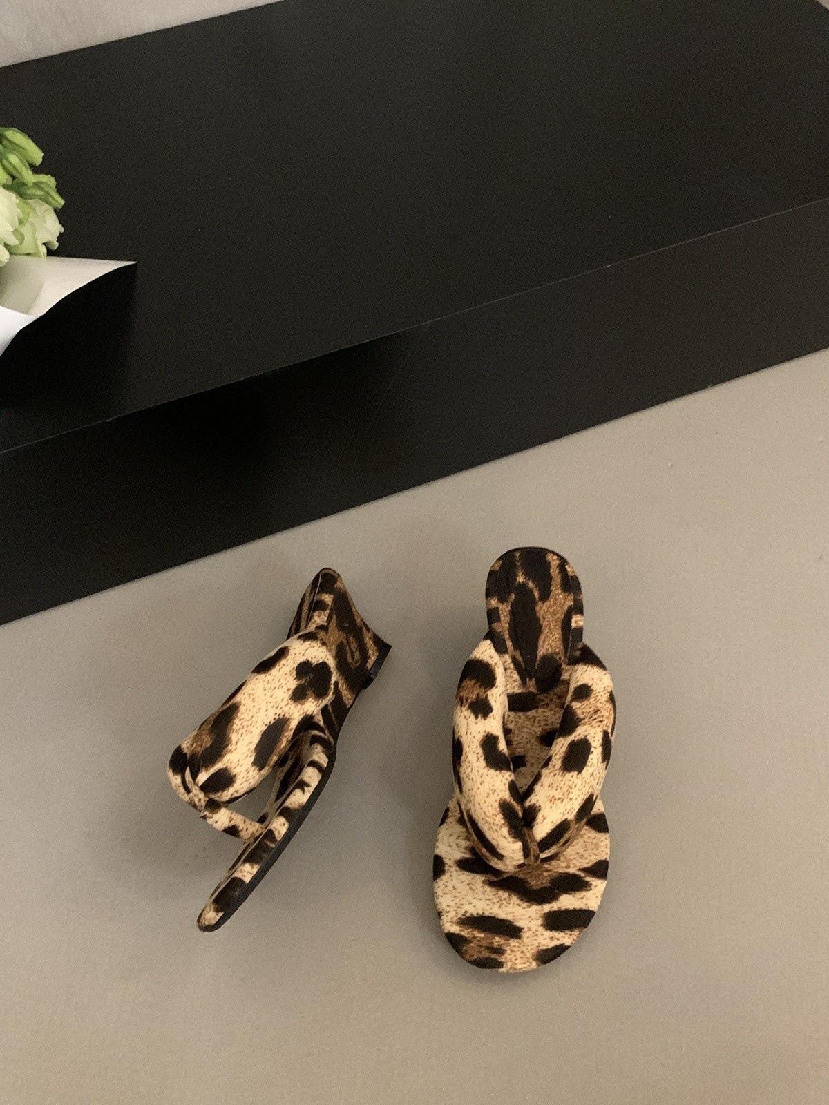 Дизайнерские нишевые шлепанцы на танкетке летние шлепанцы на высоком каблуке леопардовый принт зажимающие стопу прохладные тапочки 40 цветной печати леопарда 2860₽