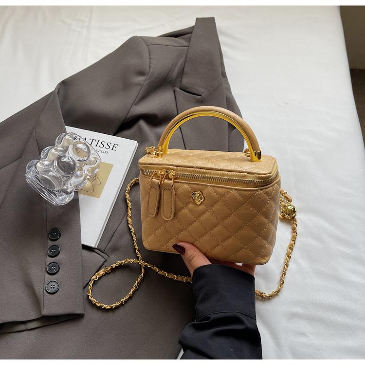 

Xiaoxiangfeng box bag women s 2025 new niche design diamond chain messenger bag retro portable bucket bag хаки