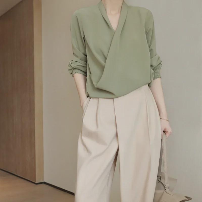 Asymetrické tričko s výstřihem do V s elegantním designem