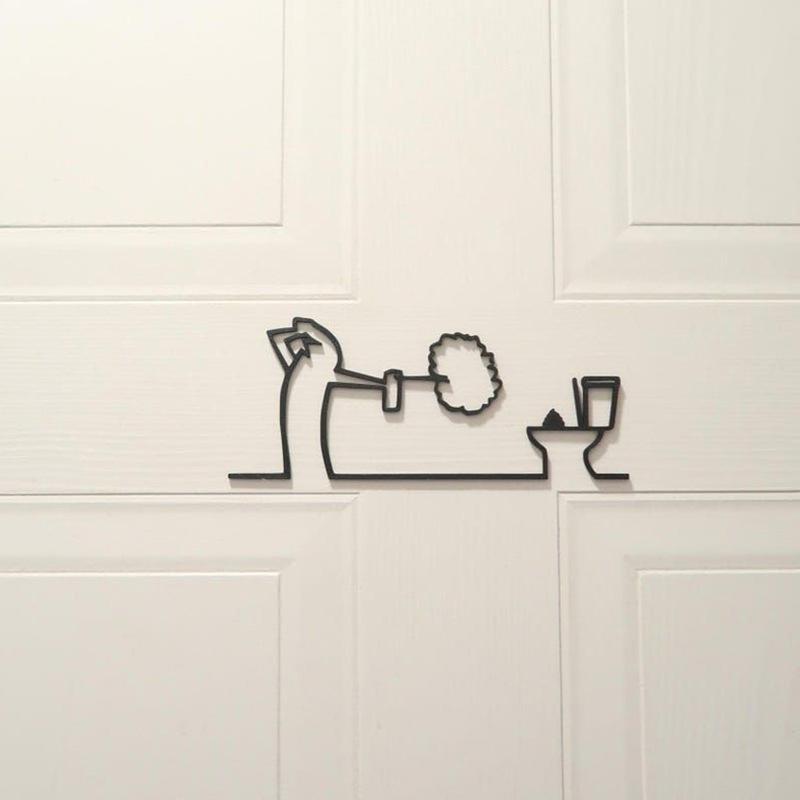 Minimalistický kovový koupelnový znak Ornament Symbol toalety Sprchová figurka Dveřní umělecký znak Domácí nástěnná umělecká dekorace Humorný design