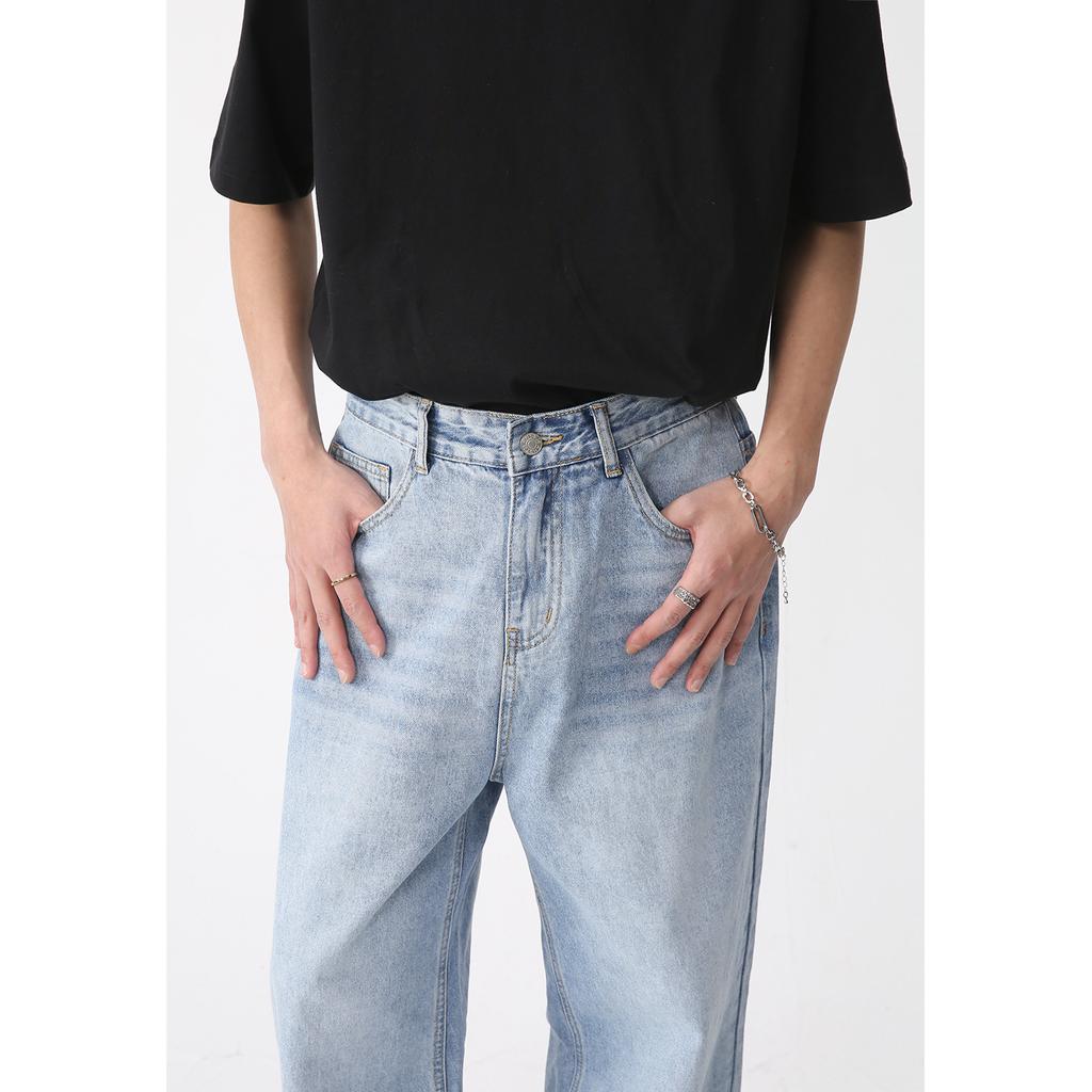 Frühlingsneuheit für Herren. Dünne, lässige Jeanshose mit personalisiertem Saum und rohem Saumdesign