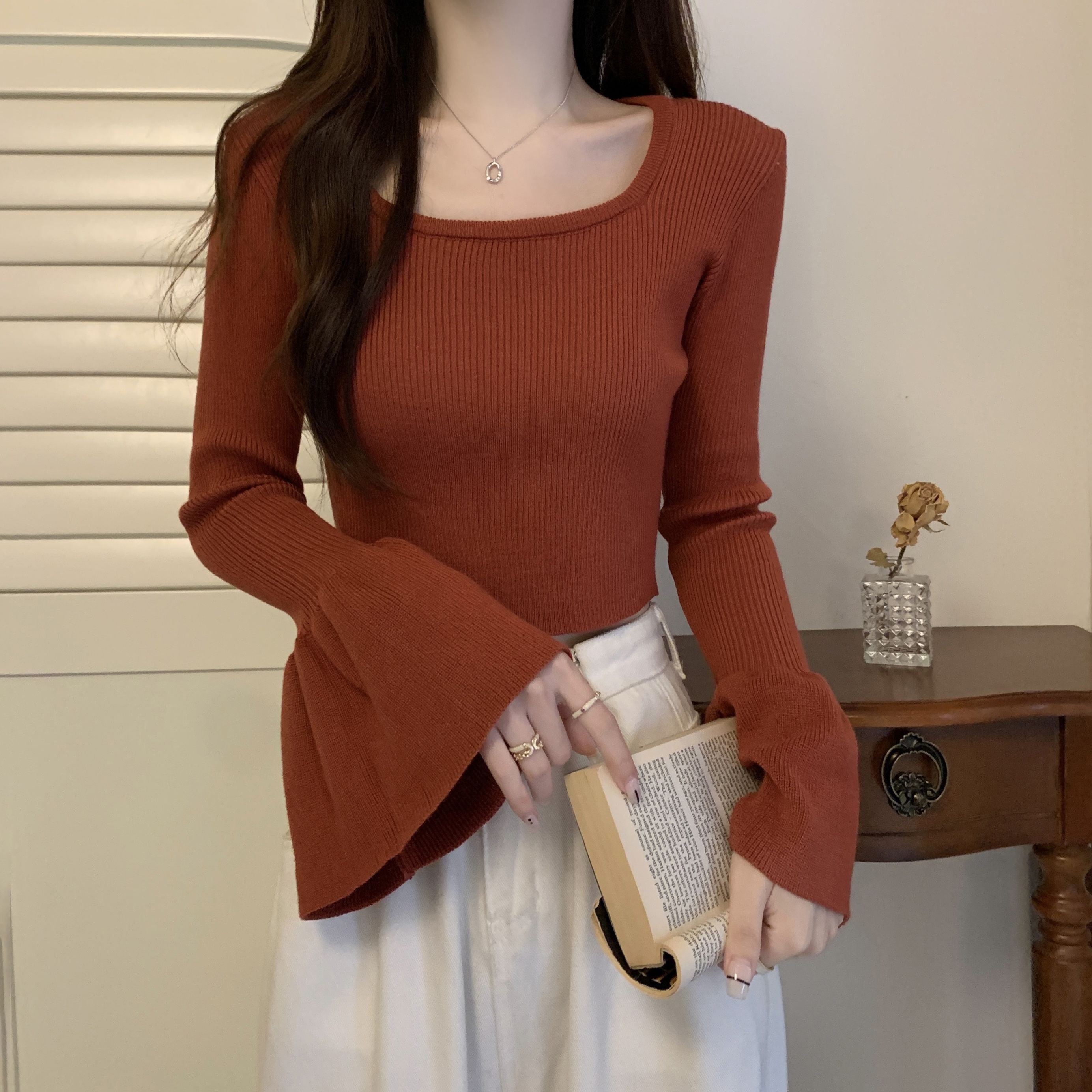 

Элегантный нишевый вязаный базовый слой во французском стиле, топ с расклешенными рукавами, модная осенне-зимняя одежда для дома, облегающий короткий свитер L кирпич красный