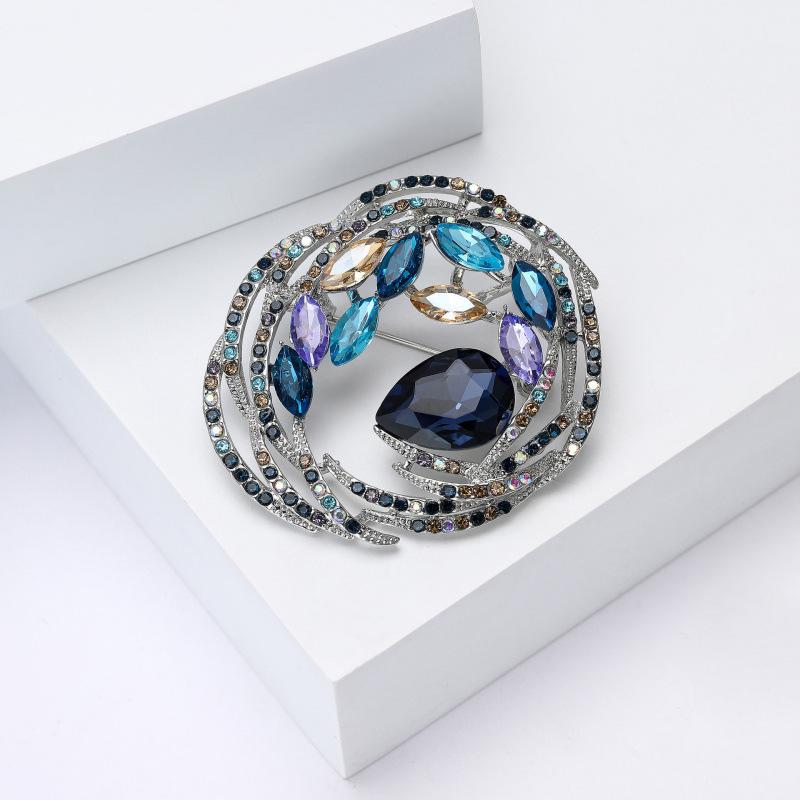 Elegant Crystal Rhinestone Circle Brooch Delicate Lapel Pin for Women Mother's Day Birthday Jewelry Gift